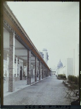 Image représentant L'Exposition des arts décoratifs, Galerie de la section française, entre la Tour de Champagne et la Tour de Paris