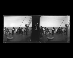 Image représentant Passagers observant l'océan