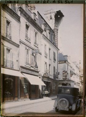 Image représentant La tour Charlemagne éventrée après son effondrement, vue depuis la rue des Halles