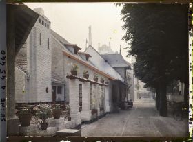 Image représentant L'Exposition des arts décoratifs, le Village français sous la direction de Charles Genuys, Le four et l'auberge La Potée lorraine