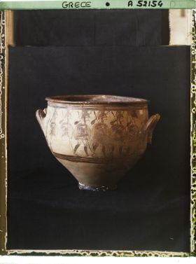 Image représentant Vase de terre cuite peinte (motif de guerriers mycéniens)