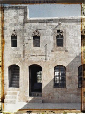 Image représentant Une façade de la grande cour du palais Azem