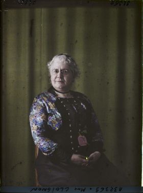 Image représentant https://musee-albert-kahn.s-museum.fr/home/NWQ2OTAwYzNmYjZlZTk1ZWQwODJmMjY4L2dlbmVyaWMtbm90aWNlLXRhYi9hdXRob3JpdHkvNjE3YTc5ZjVjZjhiODk2OGIzMzM3ZDIx/5d6900c3fb6ee95ed082f268/generic-notice-tab/authority/617a79ebcf8b8968b3336ae7 Madame Cloignon