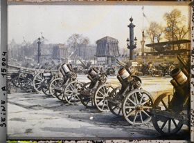 Image représentant Affiches tricolores sur les canons trophées de guerre place de la Concorde