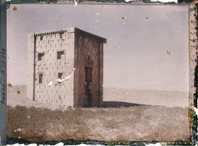Image représentant La Ka'ba-ye Zartosht ou Kaaba Zardusht ou sanctuaire de Zoroastre (Ve siècle avant J.-C.)