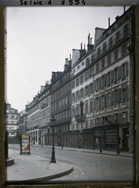 Image représentant La place de la Bourse, vue de la rue Notre-Dame-des-Victoires
