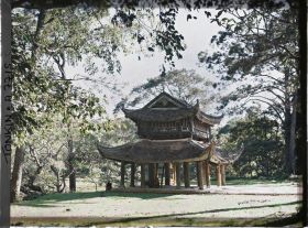Image représentant Pagodon sur une hauteur de Long-chau aux environs du site bouddhique de Ninh-so'n