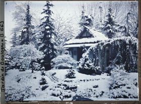 Image représentant Coin de jardin du " village japonais " sous la neige, face au du pavillon de thé