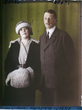 Image représentant Le Général  https://musee-albert-kahn.s-museum.fr/home/NWQ2OTAwYzNmYjZlZTk1ZWQwODJmMjY4L2dlbmVyaWMtbm90aWNlLXRhYi9hdXRob3JpdHkvNjE3YTc5ZjVjZjhiODk2OGIzMzM3ZDIx/5d6900c3fb6ee95ed082f268/generic-notice-tab/authority/617a79ebcf8b8968b3336f98 Alexeï Ignatiev  et son épouse la  https://musee-albert-kahn.s-museum.fr/home/NWQ2OTAwYzNmYjZlZTk1ZWQwODJmMjY4L2dlbmVyaWMtbm90aWNlLXRhYi9hdXRob3JpdHkvNjE3YTc5ZjVjZjhiODk2OGIzMzM3ZDIx/5d6900c3fb6ee95ed082f268/generic-notice-tab/authority/617a79ebcf8b8968b3336f9a Comtesse Ignatiev