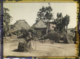 Image représentant Autel de fétiche sur une place de la ville indigène