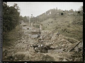 Image représentant Des soldats français dans les ruines de la Verrerie de Vauxrot, hameau proche de Soissons