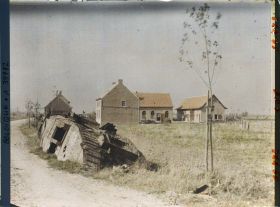Image représentant Belgique, St Julien, Tank près d'une ferme