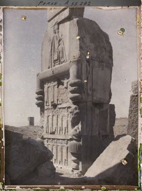 Image représentant Dans l'embrasure de la porte orientale du Tripylon, bas-relief représentant le roi Darius sur son trône sous le symbole ailé d'Ahura Mazda, soutenu par les 28 nations vassales