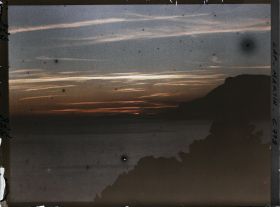 Image représentant Roches et végétation se découpant dans le soleil couchant, en direction de Monaco