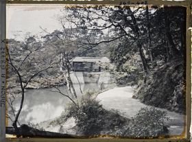 Image représentant Les jardins de la villa impériale Shugakuin Rikyû : l'étang Yokuryu et le pont Chitose-bashi (Pont de Mille Ans)
