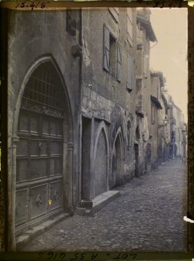 Image représentant France, Figeac, Aspect d'une vieille rue à porte ogivale
