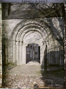 Image représentant Le portail de l'église Saint-Denis après les bombardements du 7 février