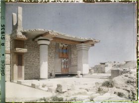 Image représentant Les Propylées sud du Palais, avec la fresque des porteurs d'offrandes