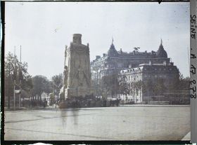 Image représentant Le Cénotaphe dédié aux morts pour la patrie pour les fêtes de la Victoire des 13 et 14 juillet devant le pavillon des Maréchaux place de l'Etoile (avenue des Champs-Elysées)