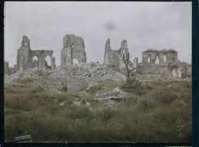 Image représentant Belgique, Ypres, Les Halles vues de la rue de Dixmude