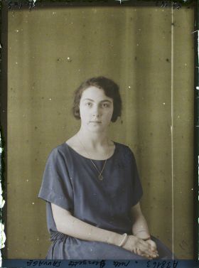 Image représentant Mademoiselle  https://musee-albert-kahn.s-museum.fr/home/NWQ2OTAwYzNmYjZlZTk1ZWQwODJmMjY4L2dlbmVyaWMtbm90aWNlLXRhYi9hdXRob3JpdHkvNjE3YTc5ZjVjZjhiODk2OGIzMzM3ZDIx/5d6900c3fb6ee95ed082f268/generic-notice-tab/authority/617a79ebcf8b8968b3337742 Georgette Sauvage