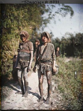 Image représentant Des femmes revenant de la pêche aux crustacés d'eau douce