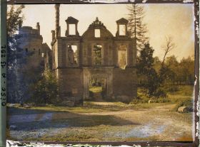 Image représentant France, Dives, Façade du Château (détail)