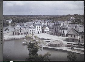 Image représentant Le port de Saint-Goustan et la place Saint-Sauveur ; au loin, l'église de Pluneret