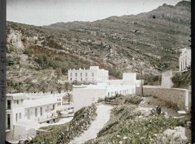 Image représentant Les hôtels de la station thermale au bas de la falaise