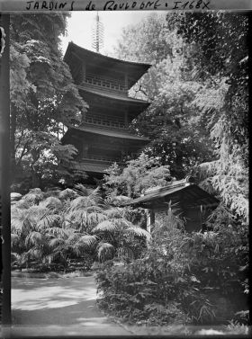 Image représentant La pagode et l'entrée du " village japonais " vus depuis le jardin anglais