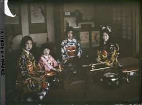 Image représentant Résidence de la famille Kitashirakawa (intérieur), les trois jeunes princesses Kitashirakawa (Mineko, Sawako et Taeko) et leur cousine, la princesse Takeda Ayako (au centre)