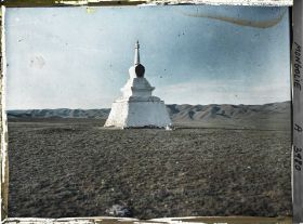 Image représentant Un suvraga ou stûpa avec au fond, la montagne située au nord d'Ourga