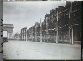 Image représentant Pylônes sur l'avenue des Champs-Elysées décorée pour les fêtes de la Victoire des 13 et 14 juillet