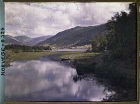 Image représentant Trois femmes dans une barque sur un lac, entre Stalheim et Opheim