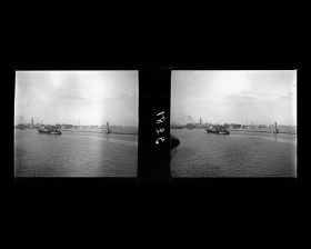 Image représentant Vue de l'avant-port avec la jetée ouest et la ville à l'arrière plan