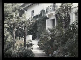 Image représentant Allée menant à la villa Miramar, depuis le jardin, vue en direction du Nord-Est