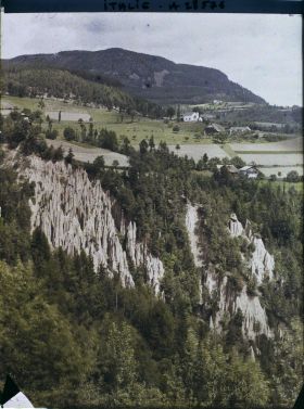 Image représentant Les Pyramides de terre (ou Cheminées de Fées) de Renon