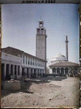 Image représentant La Tour de l'Horloge (Kulla e Sahatit) et la mosquée d'Et'hem Bey (Xhamia e Et'hem Beut)