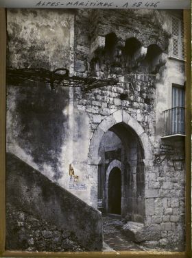Image représentant Le portail médiéval du réduit de la Tour place Saint-Jean, érigé à l'entrée de l'ancienne voie d'Italie