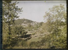 Image représentant France, Montespan (Hte Garonne), Le Château et le Village vue prise de l'entrée de la Grotte