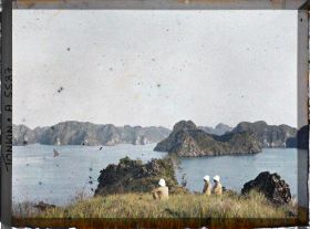 Image représentant Trois officiers de l'infanterie coloniale, sur les rochers de la " Limace" et du " Crapaud", entre Hon-gai et " Port Perceval"