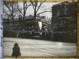 Image représentant Les funérailles du président Briand, la tribune officielle (Paul Doumer, Albert Lebrun, Fernand Bouisson) devant le ministère des Affaires Étrangères