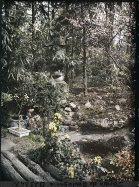 Image représentant Lanterne près d'un ruisseau ; vers l'entrée du " village japonais ", côté jardin anglais ?