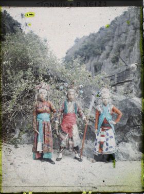 Image représentant Trois acteurs du Théâtre saïgonnais posant au pied d'un rocher