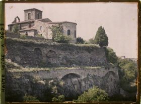 Image représentant L'église Sainte-Anne vue du pont