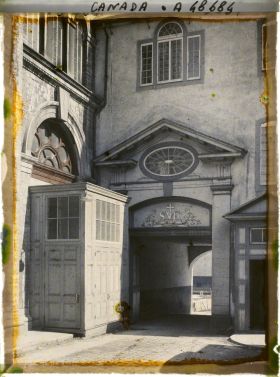 Image représentant Canada, Québec, Entrée de la Cour du Séminaire
