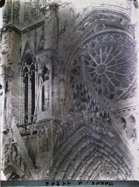 Image représentant Détail de la façade occidentale de la cathédrale : grande rosace et gâbledédié au couronnement de la Vierge