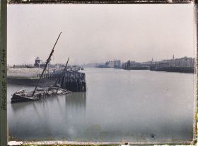 Image représentant Belgique, Ostende, L'Entrée du Port d'Ostende; au 1er plan, un bateau de pêche coulé