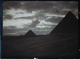 Image représentant Les pyramide de Gîzeh au crépuscule