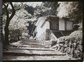 Image représentant Village de Hase (?) : Abords du temple Hase-dera (?)